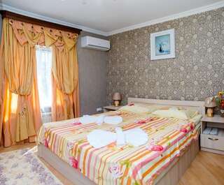 Отель Hotel S.R Тбилиси Стандартный номер с кроватью размера "king-size"-1