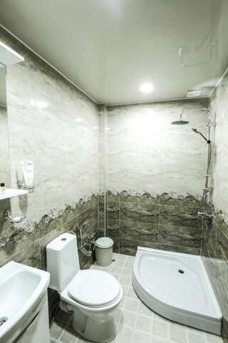 Отель Hotel S.R Тбилиси Стандартный номер с кроватью размера "king-size"-8